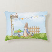 Peter the Rabbit in zijn tuin Accent Kussen (Voorkant)