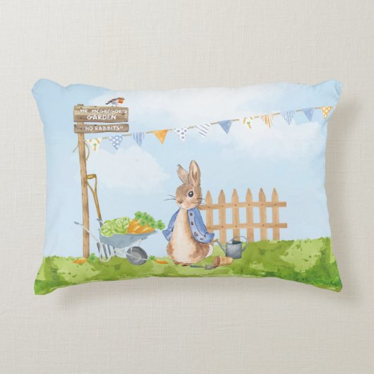 Peter the Rabbit in zijn tuin Accent Kussen (Voorkant)