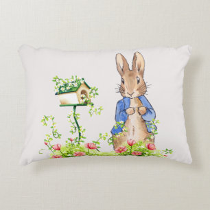 Peter the Rabbit in Zijne Garden Accent Kussen
