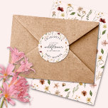 Petit Autocollant Baby shower fille Fleur sauvage<br><div class="desc">Vous recherchez un beau thème de baby shower pour une maman à la maison ? Découvrez ce Petit Sticker Baby shower fille Fleur sauvage. Il présente un joli motif floral avec un arrière - plan rose. Mais vous pouvez changer la couleur arrière - plan dans l'outil de conception. Vous pouvez...</div>