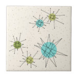 Petit carreau de céramique atomique iconique de<br><div class="desc">Ce petit motif atomique iconique de carreau de céramique de Starbursts comporte les starbursts atomiques iconiques. C'est exact ! La vieille école, arrière - plan crème avec des taches d'or est le contexte parfait pour la turquoise vibrante, le céleri calmant, et les cercles colorés de vert kitschy de poire. Les...</div>