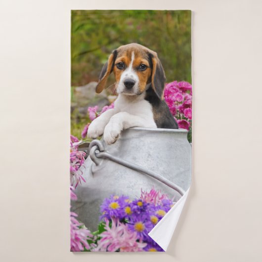 Petit chien Beagle coquelicot dans une église de l (Serviette de bain)