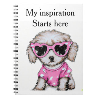 Petit chiot de caniche en carnet de lunettes roses