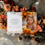 Petit Citrouille Premier anniversaire Carte de rem<br><div class="desc">Prenez le souvenir de la journée spéciale de votre petit avec notre **Little Citrouille First Birthday Party Photo Merci Cartes**. Ces cartes sont magnifiquement conçues avec un thème citrouille d'automne et offrent un espace pour inclure une photo de la fête d'anniversaire, ajoutant une touche personnelle que les invités apprécieront. Décorées...</div>