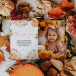 Petit Citrouille Premier anniversaire Carte de rem<br><div class="desc">Présentez notre Carte de remerciements photo d'anniversaire Little Citrouille, conçu pour ajouter une touche personnelle et charmante à vos notes de gratitude. Avec un design citrouille adorable et des couleurs chaudes, cette carte offre un espace pour une photo spéciale de votre petit. Parfait pour exprimer vos remerciements et rendre la...</div>