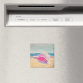 Petit coquille rose sur le sable par aimant marin (In Situ (Lave-vaisselle))