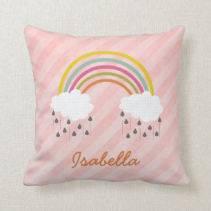 Petit coussin nommé personnalisé par arc-en-ciel