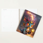 Petit Dragon, Grande Énergie – L'Ember Clockling (Devant avec enveloppe)