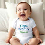 Petit Frère Coloré Monogrammes Garçons<br><div class="desc">Customisez le t-shirt de ce petit frère élégant avec le nom de l'enfant le plus jeune et le plus jeune. Couleurs turquoise,  bleu foncé et vert - nombreuses options de style chemise,  taille et couleur disponibles.</div>