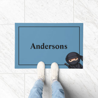 Petit guerrier ninja sur tapis de porte bleu