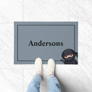 Petit guerrier ninja sur tapis de porte gris