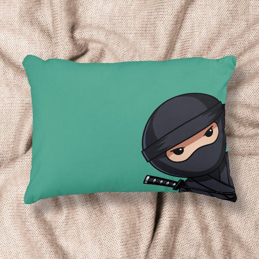 Petit guerrier ninja sur un coussin d'accent vert