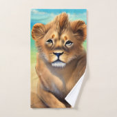 Petit Lion mâle sur une plage (Serviette à main)
