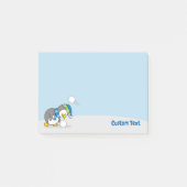 Petit manchot obtenant des Post-it Notes boule de (Devant)