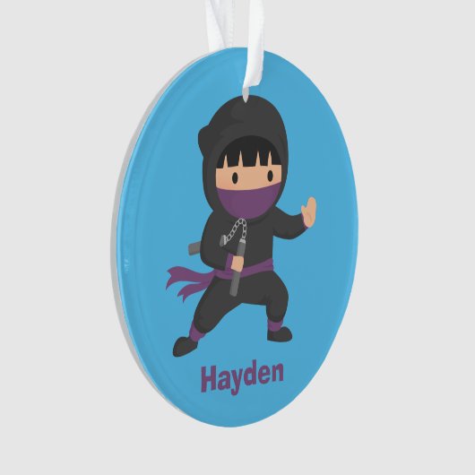 Petit Ninja mignon avec le décor de pièce de (devant)