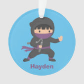 Petit Ninja mignon avec le décor de pièce de (devant)