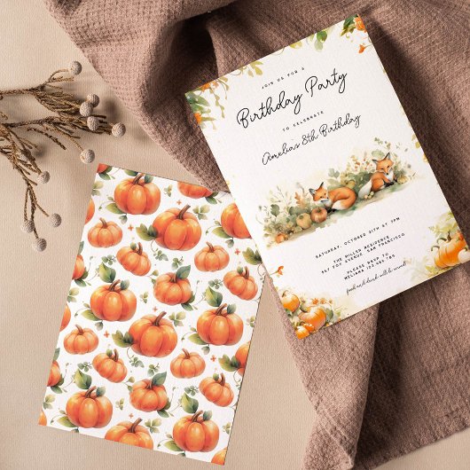 Petit renard dans un patch citrouille invitation d