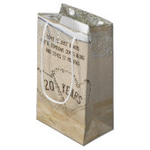 Petit Sac Cadeau 20e anniversaire de plage Coeurs et Starfish (Devant Angle)