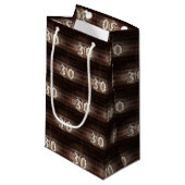 Petit Sac Cadeau 30e marque d'anniversaire sur brique (Devant Angle)