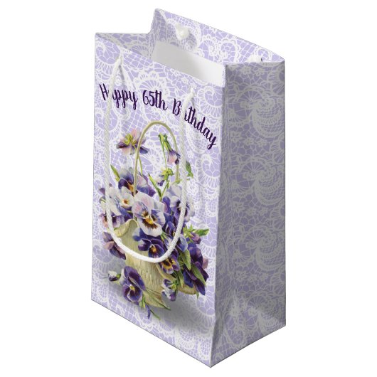 Petit Sac Cadeau 65e Anniversaire Pansy Pasket Sur Dentelle (Devant Angle)