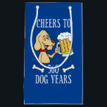 Petit Sac Cadeau 80e anniversaire de Cheers To 560<br><div class="desc">Cheers to 560 Dog Years 80th Birthday funny vend du poison. A great bag for someone turning 80. It feobjets a cartoon dog holding a huge beer. Great for a dog owner and beer lover !</div>