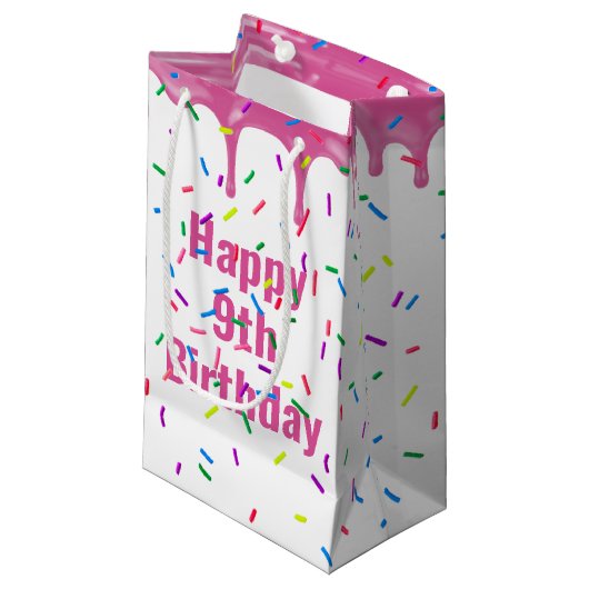 Petit Sac Cadeau 9e anniversaire Saupoudrer sur glace rose (Devant Angle)