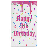 Petit Sac Cadeau 9e anniversaire Saupoudrer sur glace rose (Devant)