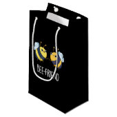Petit Sac Cadeau Ami d'abeilles Funny Insect Bee Pun Dark BG (Devant Angle)