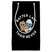 Petit Sac Cadeau Batteur Tard Que Jamais Drôle Pun À Cuisson Foncé (Devant)