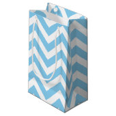 Petit Sac Cadeau Bébé Bleu et Blanc Grand Taille Horizontal Chevron (Devant Angle)