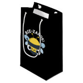 Petit Sac Cadeau Bee-zarre Funny Bizarre Bee Pun Dark BG (Devant Angle)