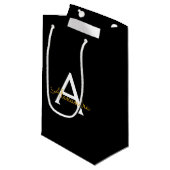 Petit Sac Cadeau Black Gold Modern Script Girl Monogramme Nom (Devant Angle)