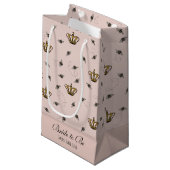 Petit Sac Cadeau Blush Rose Future Mrs Reine Abeille Couronne Dorée (Devant Angle)