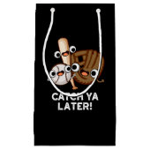 Petit Sac Cadeau Catch Ya Plus Tard Funny Baseball Pun Dark BG (Devant)