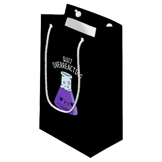 Petit Sac Cadeau Cessez de surréagir Chimie drôle Pun Dark BG (Devant Angle)