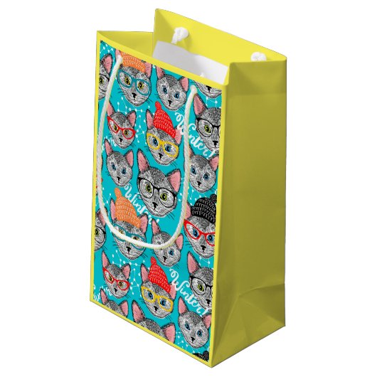 Petit Sac Cadeau Chat dans le casquette (Dos Angle)