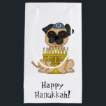 Petit Sac Cadeau Chien heureux de Hanoukka-Carlin avec le texte de<br><div class="desc">Ce sac très mignon de cadeau a un peu de chien de carlin,  portant une kippa bleue avec une étoile de David et un Menorah se reposant devant lui. Le texte indique "Hanoukka heureux". Le texte est personnalisable.</div>