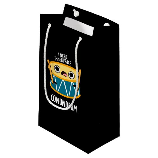 Petit Sac Cadeau Conundrum Fundy Drummer Drum Pun Dark BG (Devant Angle)