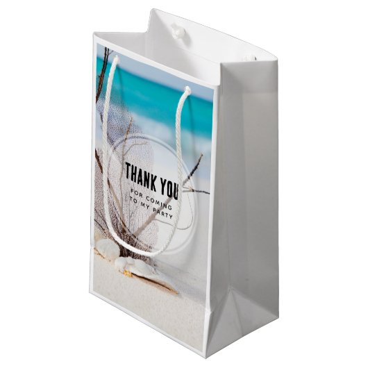 Petit Sac Cadeau Coquillages sur une plage de sable Merci d'anniver (Devant Angle)