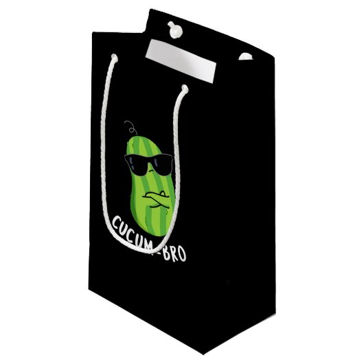 Petit Sac Cadeau Cucum bro Funny Veggie Cucumber Pun Dark BG (Devant Angle)