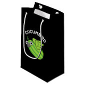 Petit Sac Cadeau Cucumbird Funny Veggie Cucumber Pun Dark BG (Devant Angle)