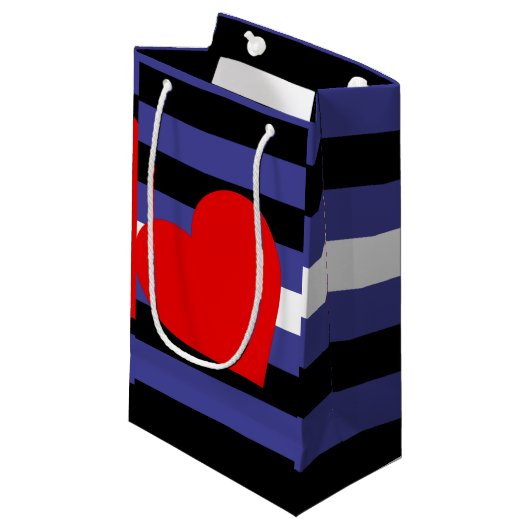 Petit Sac Cadeau Drapeau et cœur de fierté en cuir (Devant Angle)