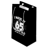 Petit Sac Cadeau Drôle 65e Anniversaire Citation Sarcastique 65 ans (Dos Angle)