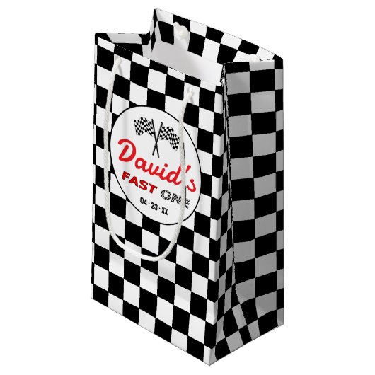 Petit Sac Cadeau Fast ONE | Race Flag Checkered Birthday Gift Bag (Devant Angle)