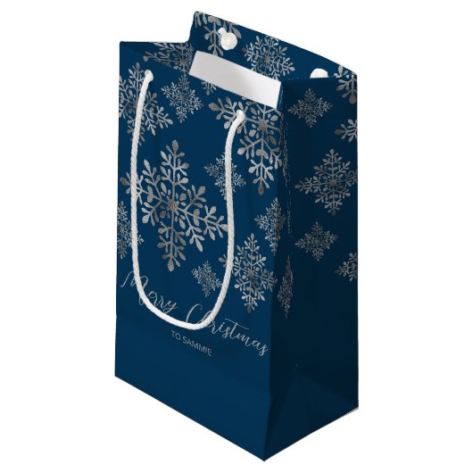 Petit Sac Cadeau Faux Gris Foil Faux Flakes À Neige Sur Bleu (Pas V (Devant Angle)