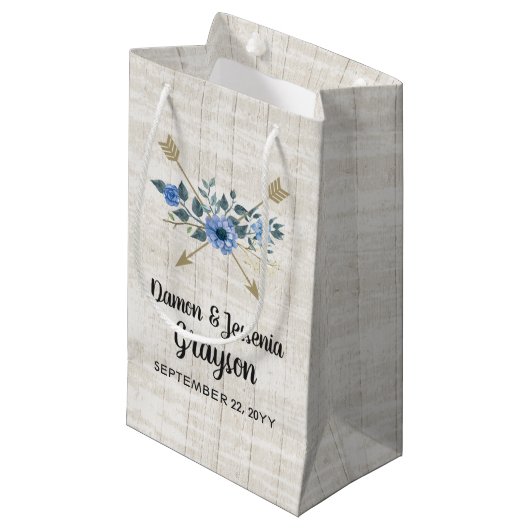 Petit Sac Cadeau Flèches en bois rustique et Mariage floral bleu (Devant Angle)