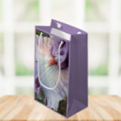 Petit Sac Cadeau Fleur d'Iris Pale Violet Porté