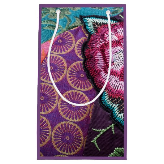 Petit Sac Cadeau Fleur rose brodée look boho violet (Devant)