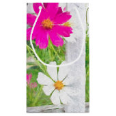 Petit Sac Cadeau Fleurs De Cosmos Dans La Clôture (Dos)
