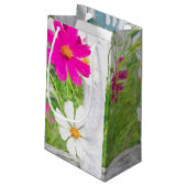 Petit Sac Cadeau Fleurs De Cosmos Dans La Clôture (Dos Angle)